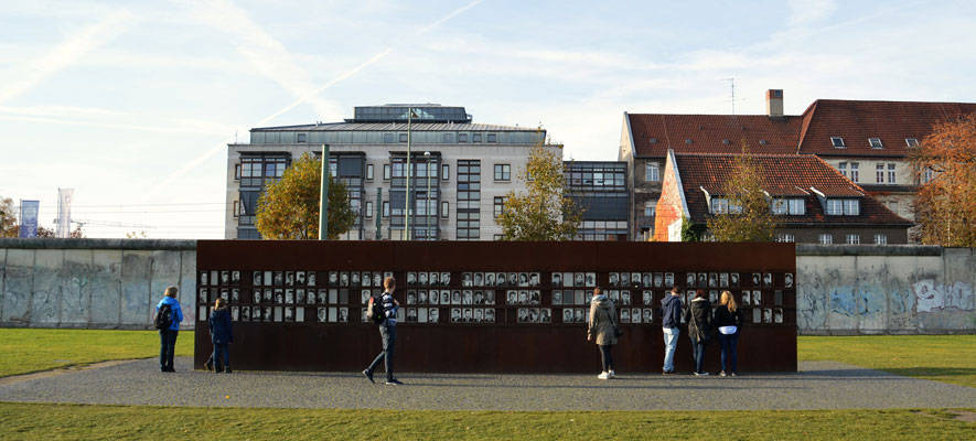 Besucher vor Gedenkstätte Berliner Mauer