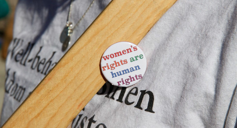 Button für Frauenrechte bei einer Demo zum Frauentag in Berlin