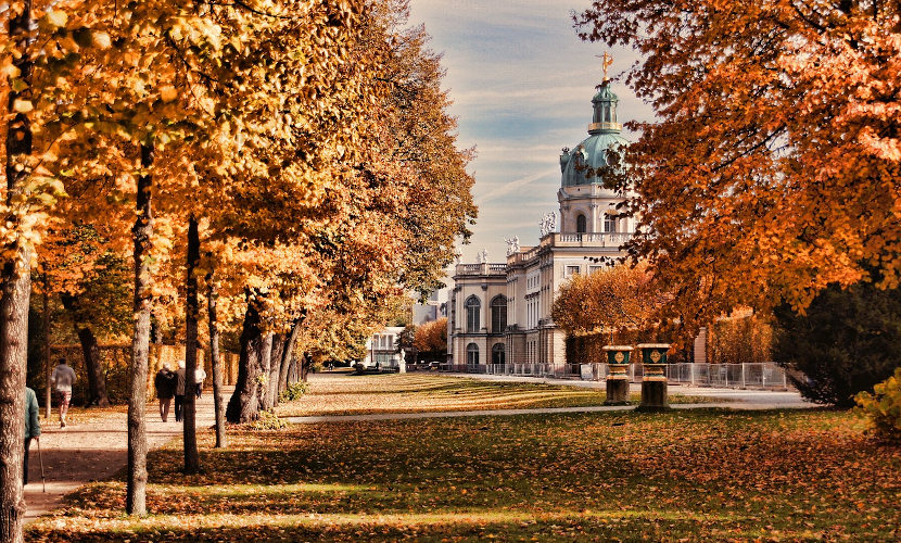 Schloss Charlottenburg im goldenen Herbst zum Buß- und Bettag in Berlin