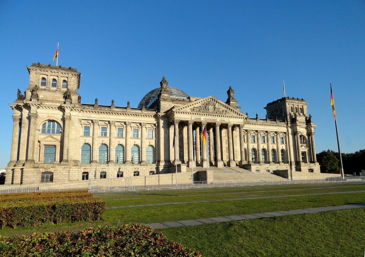 Das Reichstagsgebäude in strahlendem Sonnenschein am Tag der deutschen Einheit