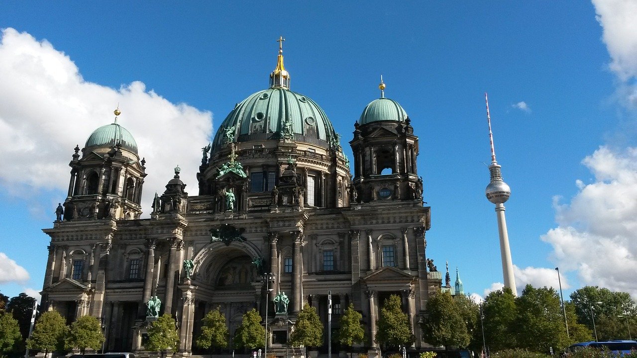 Der Berliner Dom in strahlendem Sonnenschein am Tag der deutschen Einheit