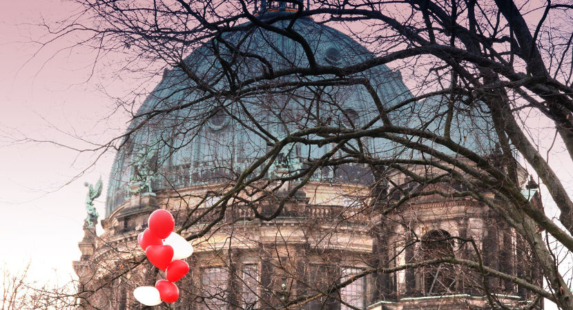 Berliner Dom am Valentinstag mit Luftballons